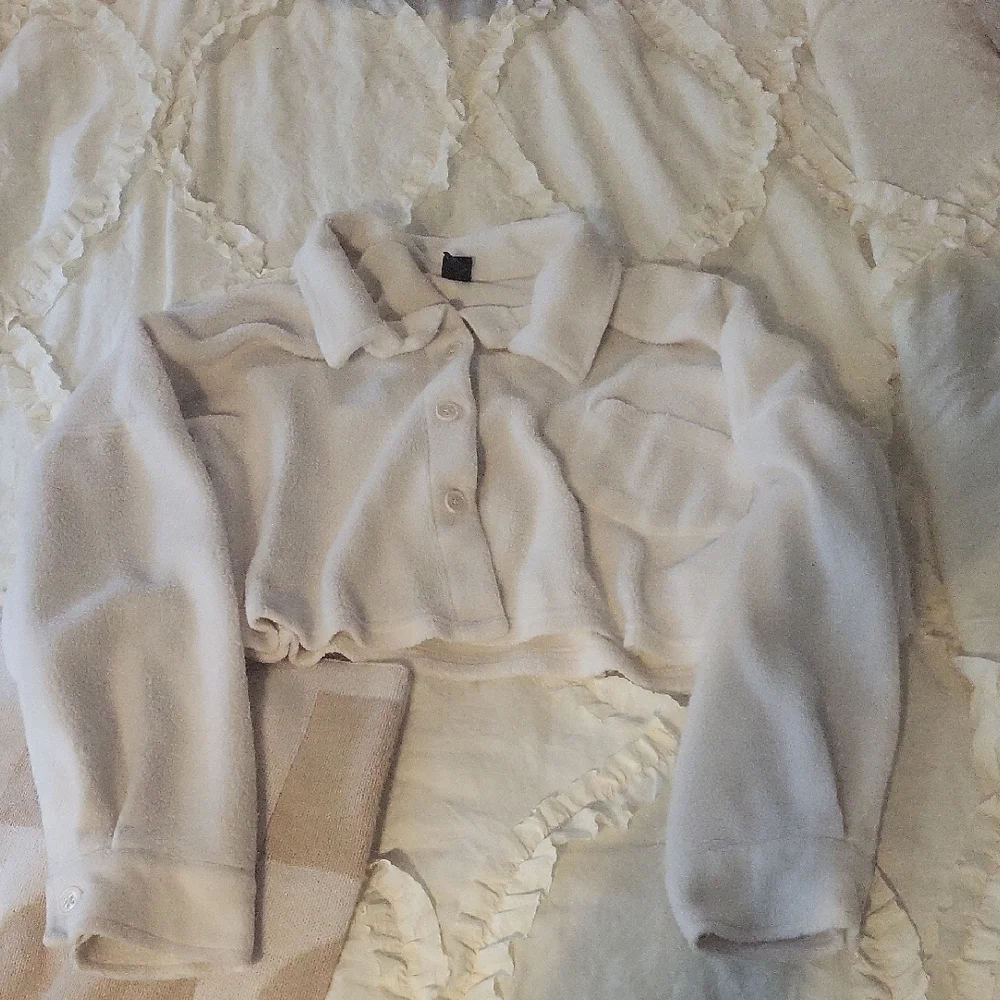 Cute Plushy Cream White Cropped Button-Up Sweater With Collar🤍 - Picture 2 of 2